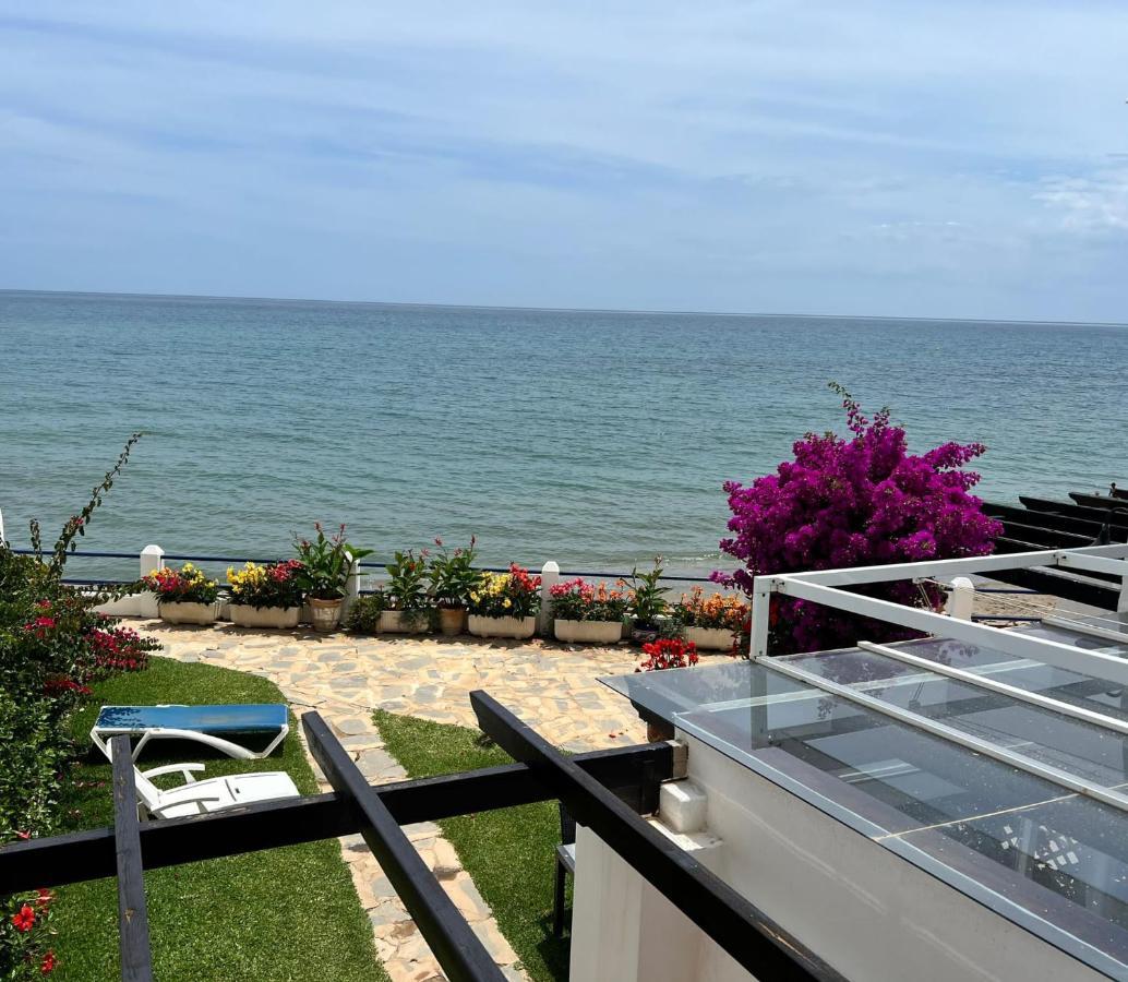 Newly Renovated 2 Bedroom Beachfront House * Sitio de Calahonda