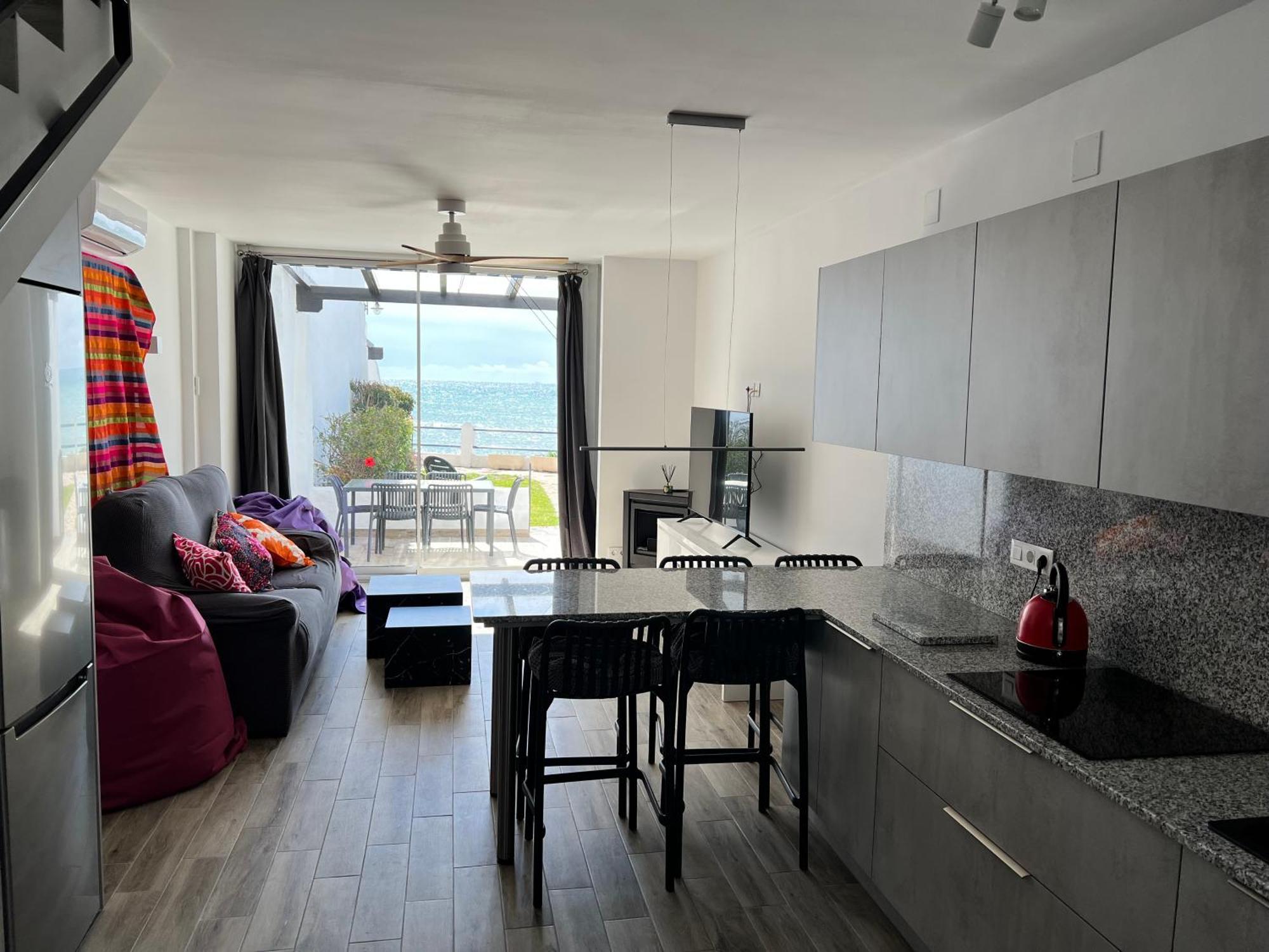 Newly Renovated 2 Bedroom Beachfront House * Sitio de Calahonda