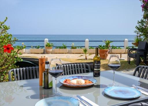 Newly Renovated 2 Bedroom Beachfront House Appartement